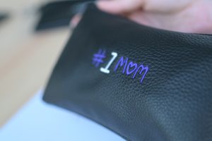 Titleist Zipp-Pouch #1MUM inklusive sechs ProV1 Golfbälle – Bild 3