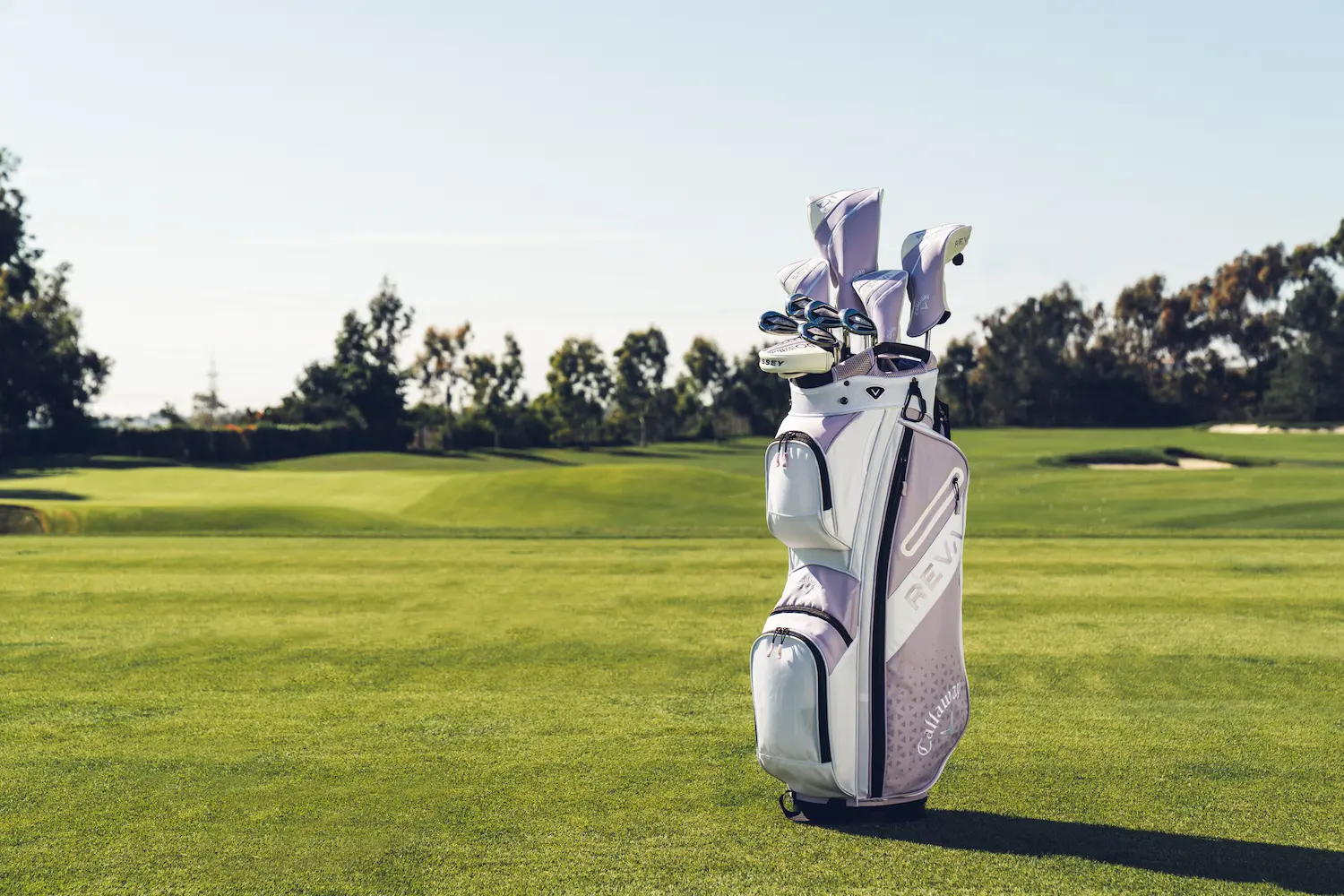 11-Piece-Cart-Bag-REVA-Color-Drop-Violet-Mist-Lifestyle-092325-02-1302 Callaway REVA 11-teiliges Damen Komplettset – Violet Mist | Premium Performance Cart Bag Set RH – Bild 1